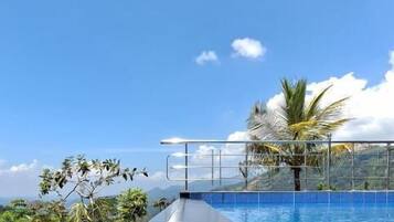 Una piscina al aire libre (de 09:00 a 21:00), sombrillas