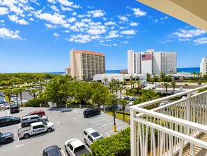 Ein Hotel mit Parkplatz, Meerblick und blauem Himmel.