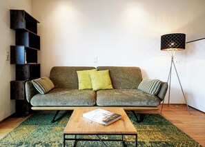Condo, Balcony, Mountain View | Khu phòng khách | TV 40-inch có truyền hình cáp 