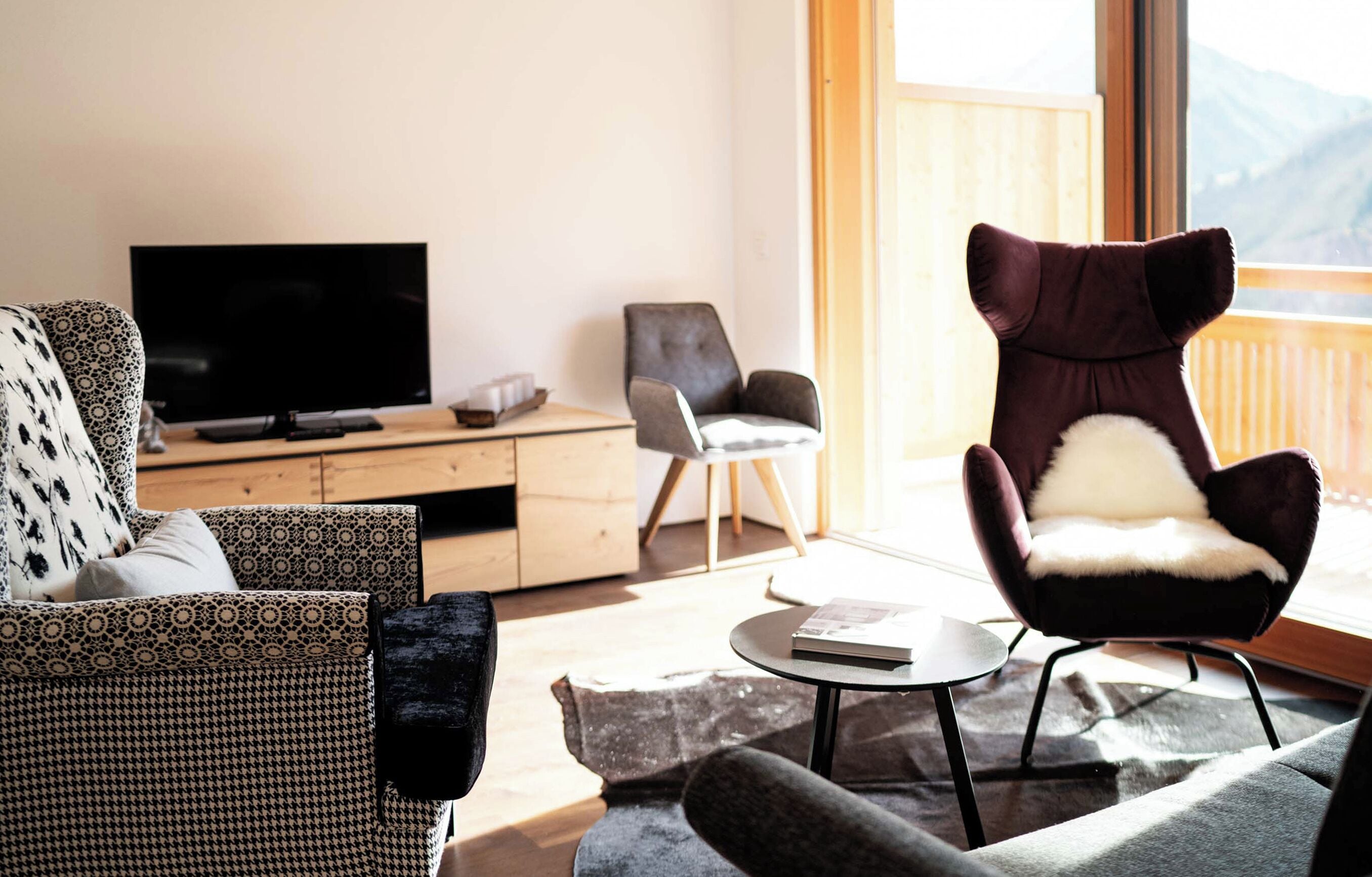 Condo, ban công, quang cảnh núi | Khu phòng khách | TV 40-inch có truyền hình cáp 