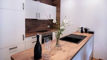 Condo | Bếp riêng | Dụng cụ pha espresso, tủ lạnh, ấm điện, lò nướng bánh mì
