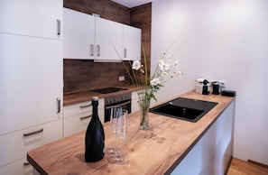 Condo | Cocina privada | Cafetera de espresso, refrigerador, tetera eléctrica y tostadora 