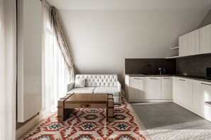 A modern living room with a sofa, coffee table, and patterned rug. - Aries Residence Witkac (Zakopane)