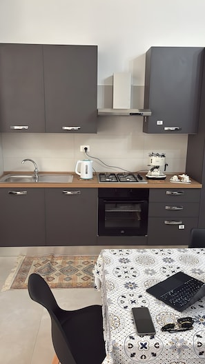 Wasserkocher mit Kaffee-/Teezubehör, Kühlschrank, Ofen, Wasserkocher