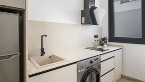 A compact kitchen with a sink, dishwasher, and a window. - Apartment '101' with Wi-Fi and Air Conditioning (Conil de la Frontera)