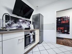 Wasserkocher mit Kaffee-/Teezubehör, Kühlschrank, Mikrowelle, Ofen