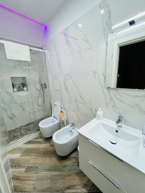 Deluxe Apartment, Balcony | Bathroom - DONN'ANNA NAPLES CITY CENTER (Napoli)