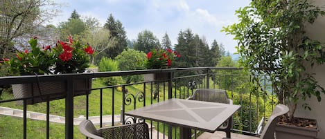 Deluxe Suite, 2 Bedrooms | Outdoor dining