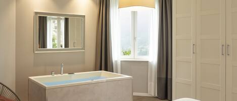 Suite superior, balcón, vista a la montaña | Insonorización, tabla de planchar con plancha y wifi gratis