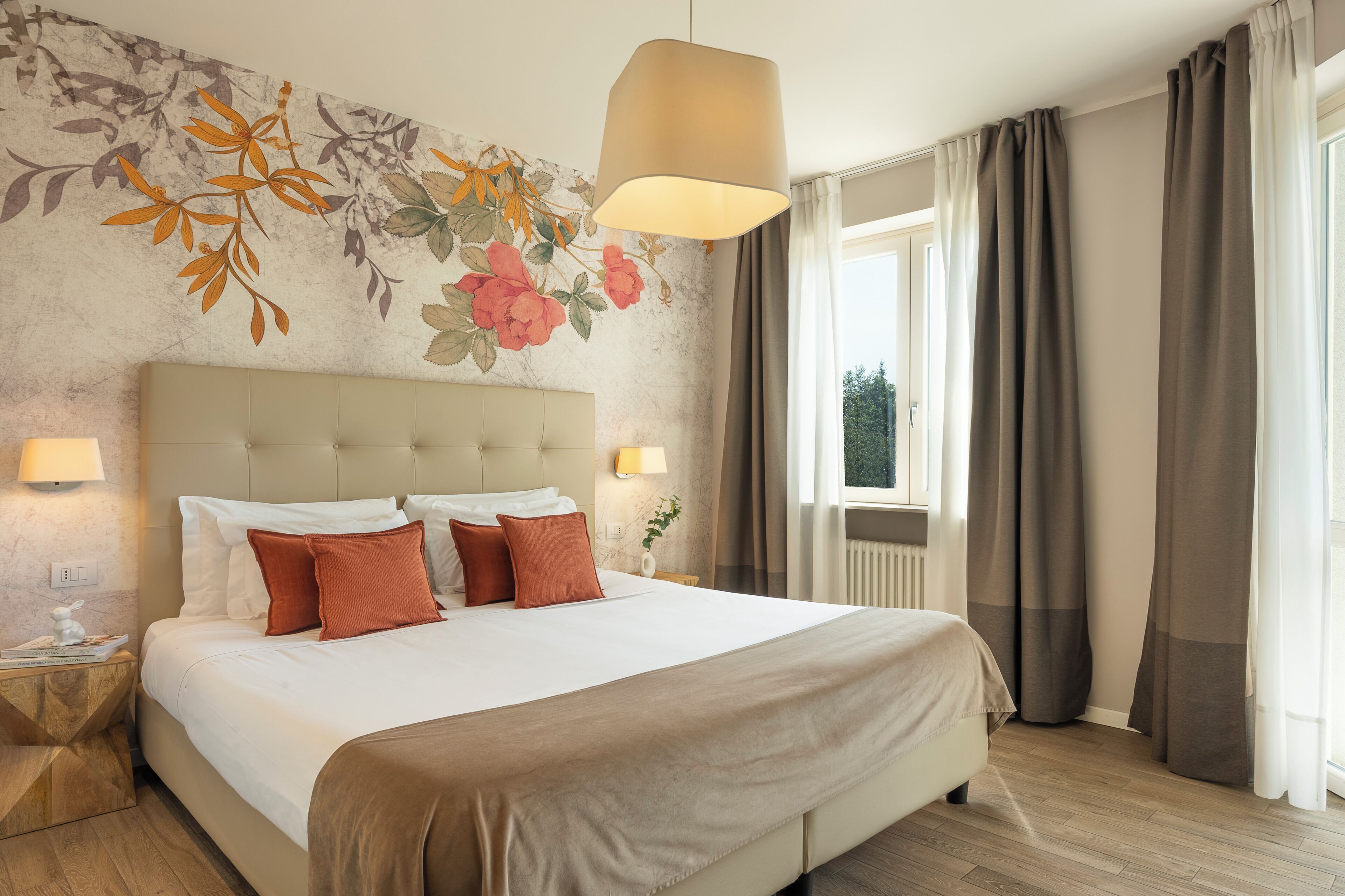 Suite clásica, 1 cama de matrimonio grande, bañera de hidromasaje, vistas a la montaña | Sistema de insonorización, tabla de planchar con plancha, wifi gratis
