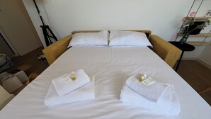 1 bedroom, iron/ironing board, WiFi, bed sheets -     Trastevere Penthouse - Private Rooftop Terrace (Roma)