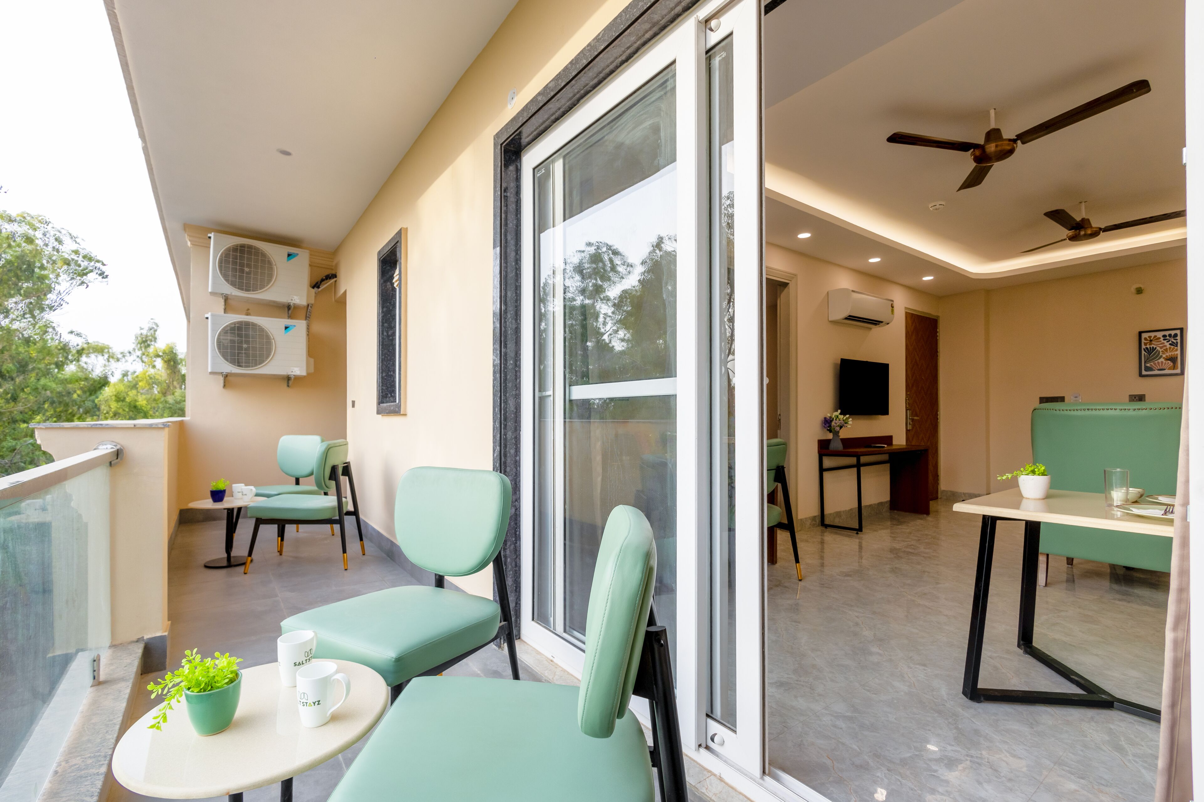 Suite familiar, balcón, vistas a la ciudad | Restaurante al aire libre