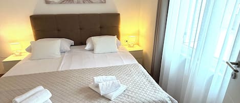 2 bedrooms, iron/ironing board, Internet
