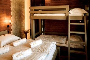 2 habitaciones, tabla de planchar con plancha, cuna de viaje y wifi 