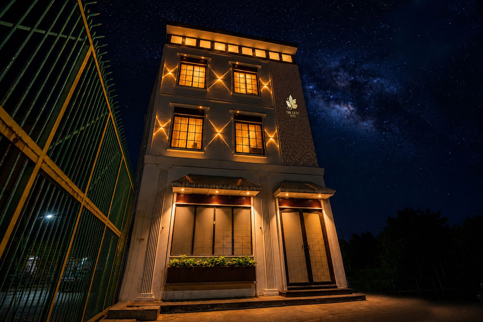 Un edificio de dos pisos con ventanas iluminadas y un cartel que dice 'The Leaf'.