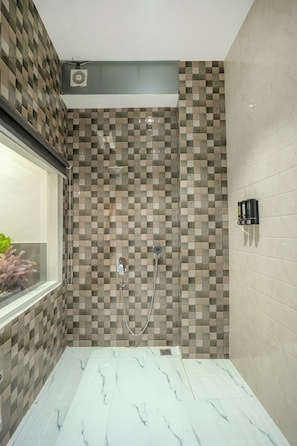 Suite, Non Smoking, Air conditioning | Bathroom