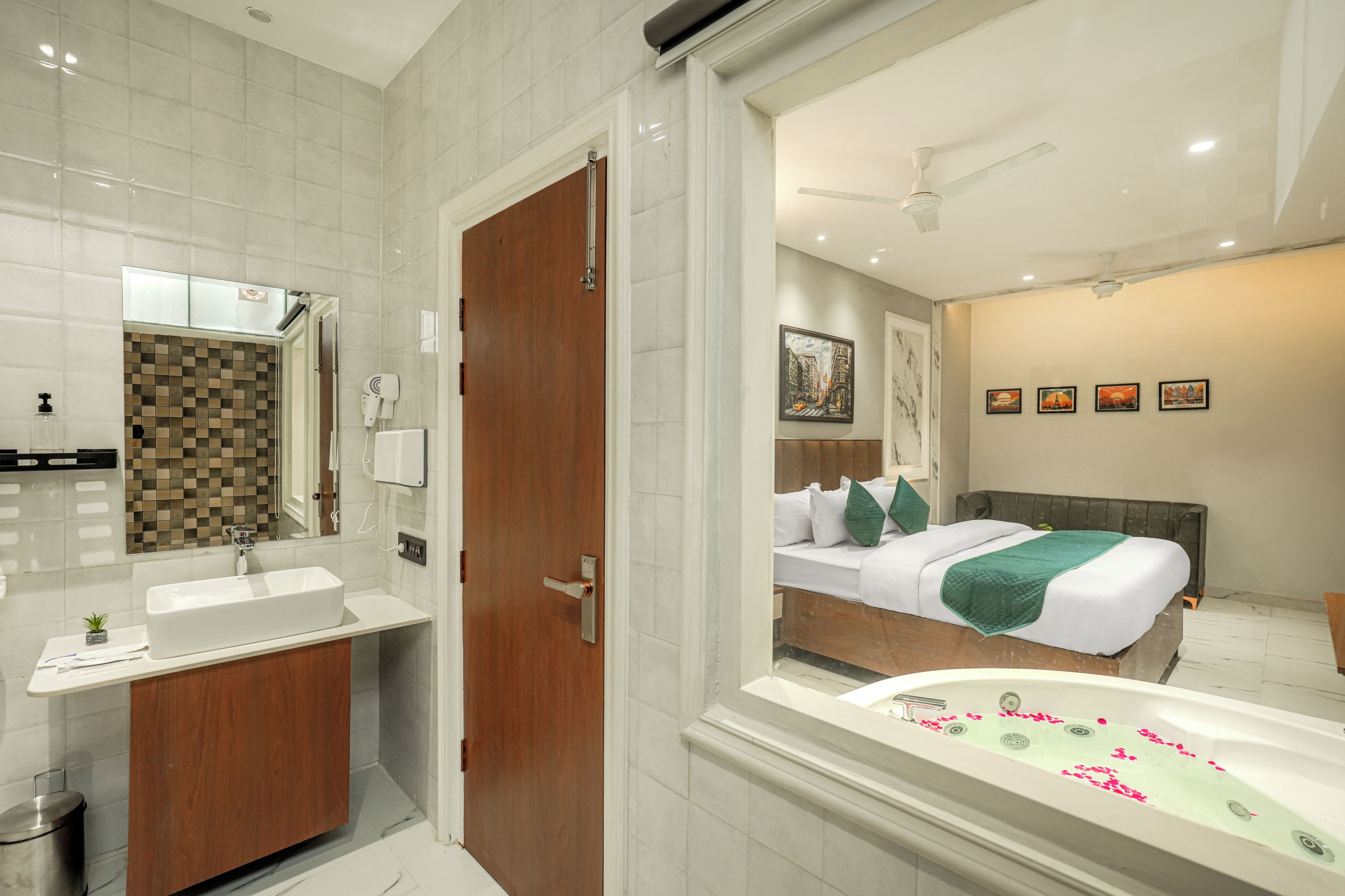 Un baño moderno con lavamanos, espejo y ducha.