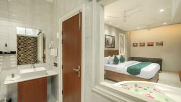 Un baño moderno con lavamanos, espejo y ducha.