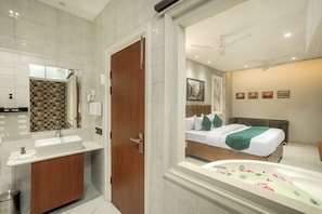 Un baño moderno con lavamanos, espejo y ducha.