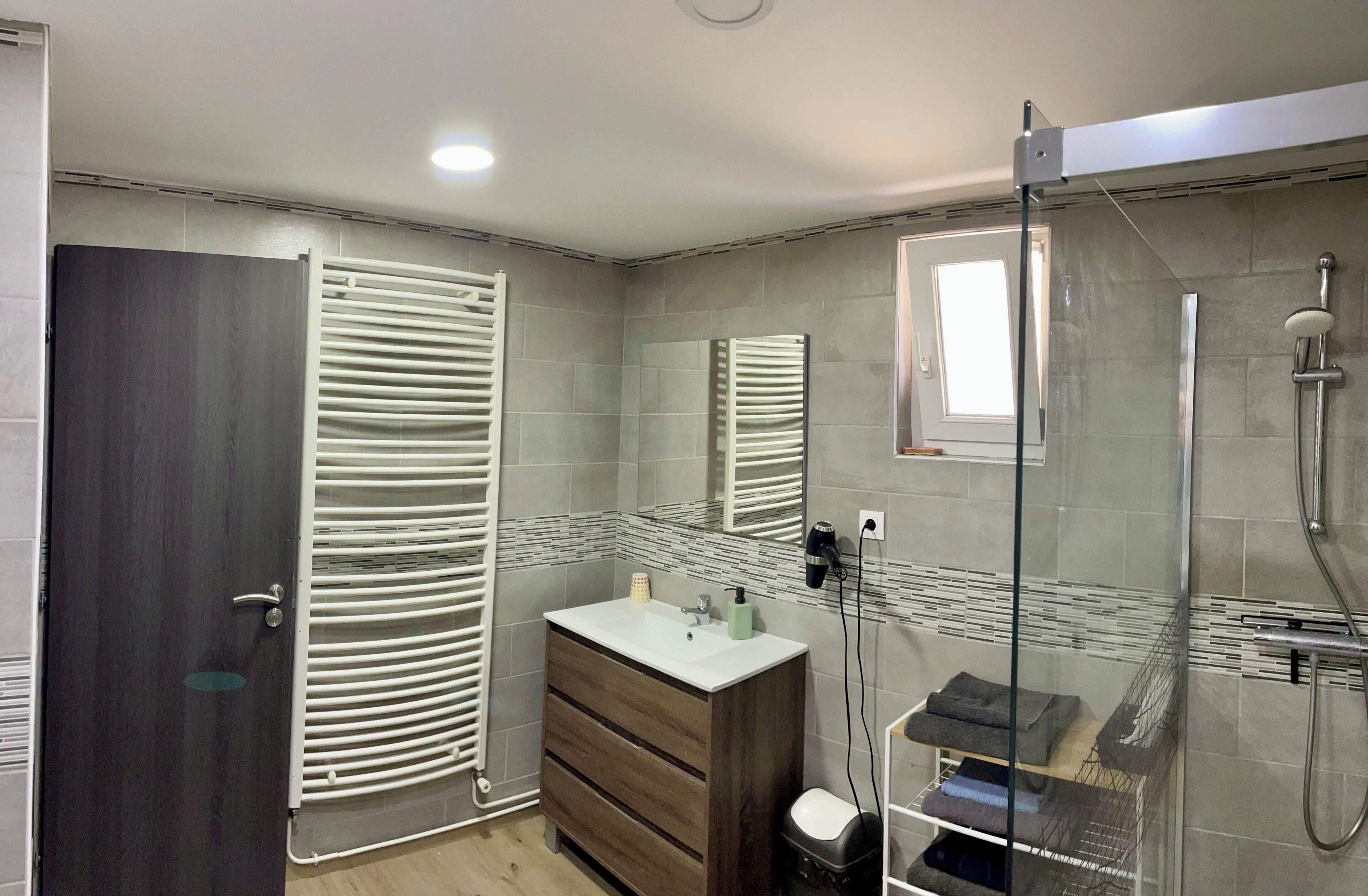 Douche, sèche-cheveux, serviettes fournies, savon