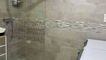 Dusche, Haartrockner, Handtücher, Seife