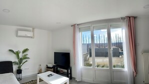 Living area - L'adresse Matisse 4 chambres avec jardin, barbecue et parking privé (Montbéliard)