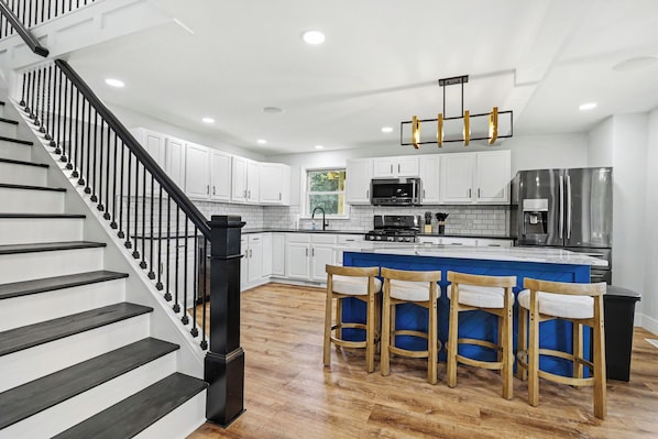 Private kitchen - Newly remodeled 5BR farmhouse in Coloma, just 8 minutes to Lake Michigan beach. Enjoy 3,000 sq ft, 2 full baths, smart TVs in every bedroom, a covered deck, large yard, and private balcony off the primary suite. (Coloma)