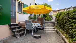 Outdoor dining - Apartment 'Kojen' with Mountain View, Shared Garden, and Wi-Fi (Krumbach)