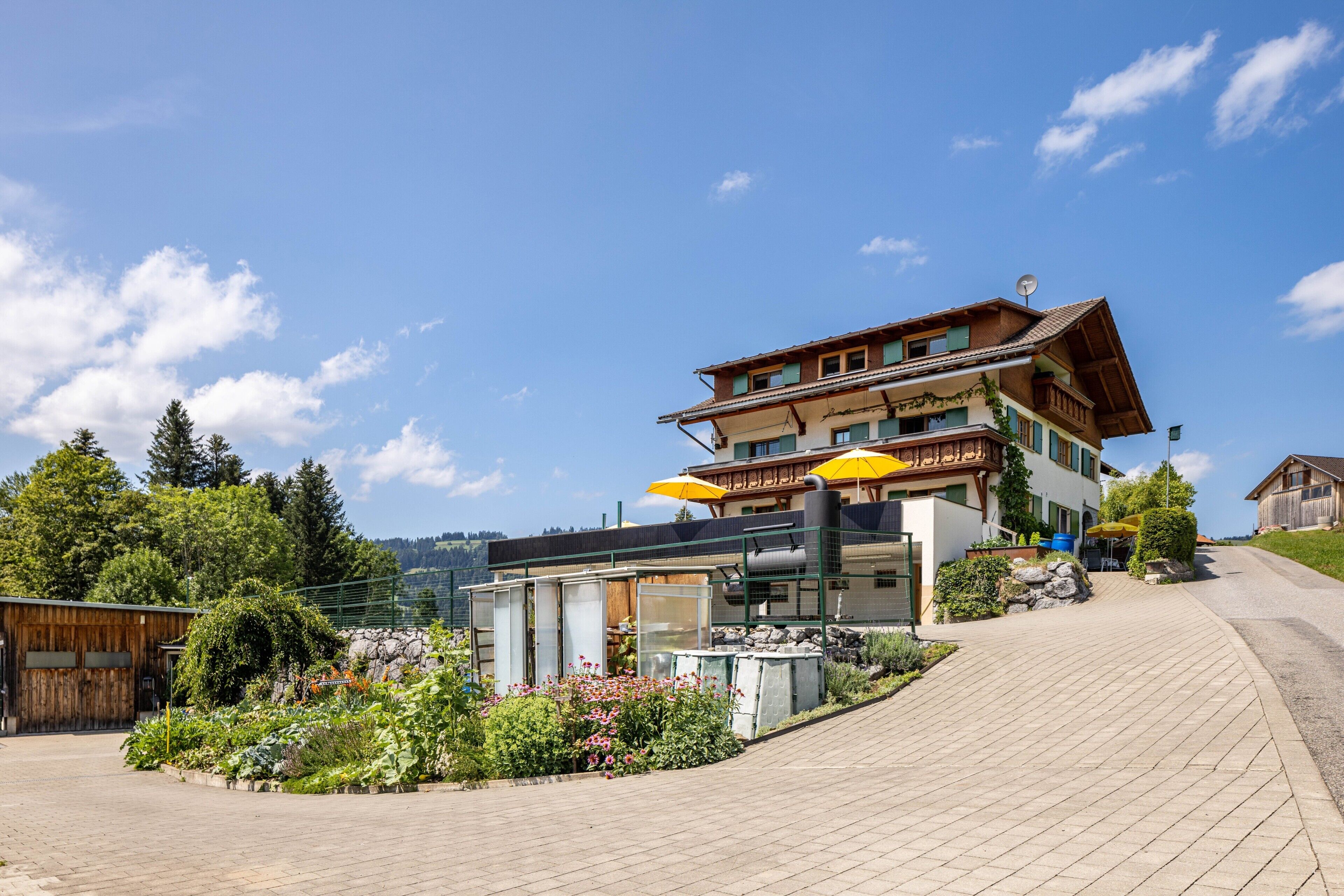 Un hotel de estilo arquitectónico alpino tradicional, con techo inclinado y balcones de madera.