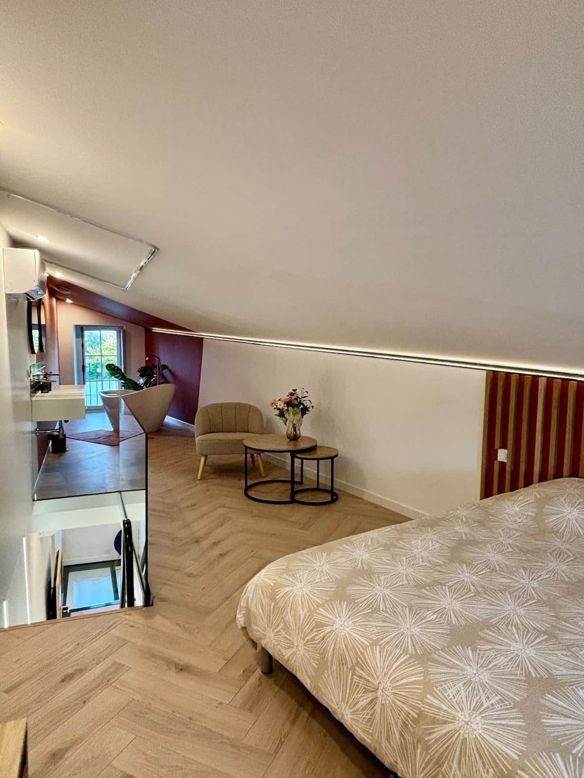 2 chambres, fer et planche à repasser, Wi-Fi, draps fournis