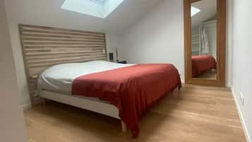 Caja de seguridad en la habitación y tabla de planchar con plancha