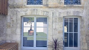 Exterior detail - Luxury two-bedroom apartment with private spa & garden (Blaye)