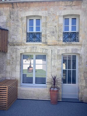Exterior detail - Luxury two-bedroom apartment with private spa & garden (Blaye)