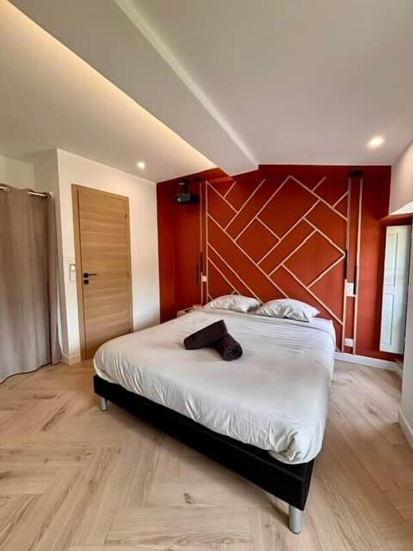 Room - Luxury two-bedroom apartment with private spa & garden (Blaye)