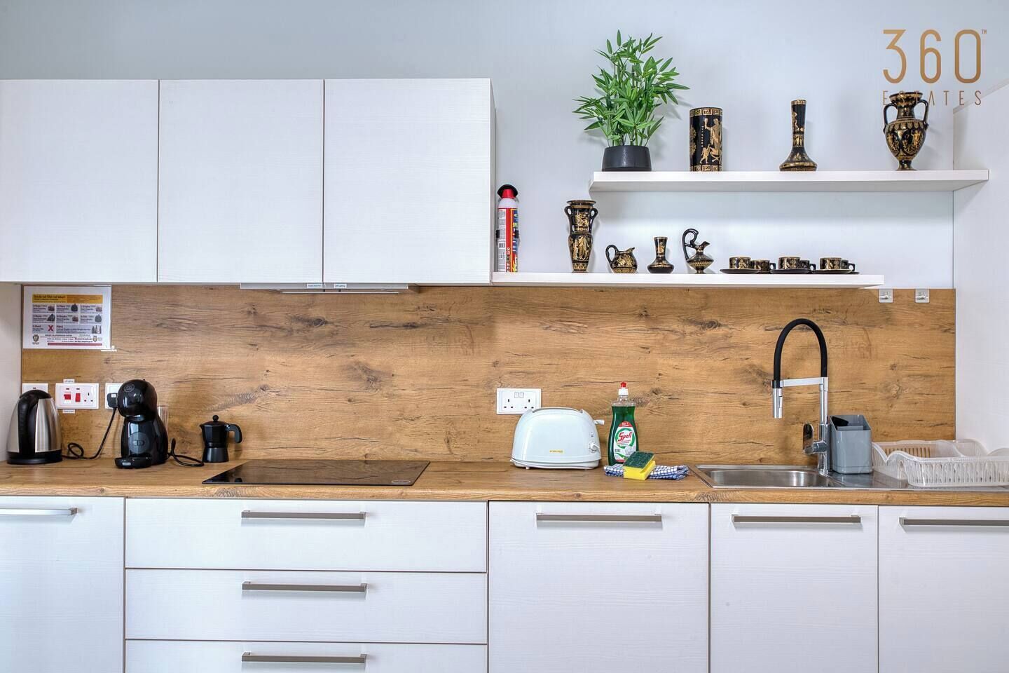 Wasserkocher mit Kaffee-/Teezubehör, Kühlschrank, Mikrowelle, Ofen