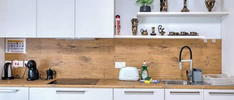 Wasserkocher mit Kaffee-/Teezubehör, Kühlschrank, Mikrowelle, Ofen