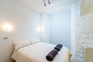 Escritorio, tabla de planchar con plancha, wifi y ropa de cama 