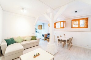 Living area - Cozy Central Apartment in Burgos (Burgos)