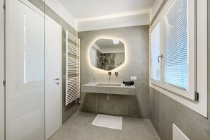 Shower, hair dryer, towels - Villa Fasoli with Private Park, Wi-Fi, and Air Conditioning (San Pietro In Cariano)