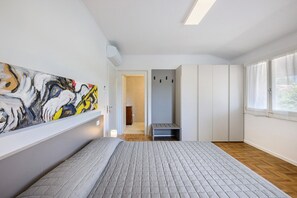 5 bedrooms, iron/ironing board, WiFi, bed sheets - Villa Fasoli with Private Park, Wi-Fi, and Air Conditioning (San Pietro In Cariano)