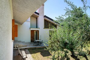 Outdoor dining - Villa Fasoli with Private Park, Wi-Fi, and Air Conditioning (San Pietro In Cariano)