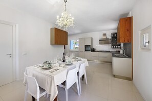 Dining - Villa Fasoli with Private Park, Wi-Fi, and Air Conditioning (San Pietro In Cariano)