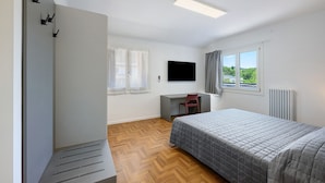 5 bedrooms, iron/ironing board, WiFi, bed sheets