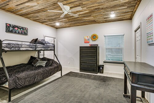 9 Mi to Dtwn: Barndominium in Lubbock