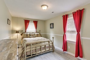 House (3 Bedrooms) | Interior - 4 Mi to Dtwn! 'carolyn's Cottage' in Decatur (Decatur)