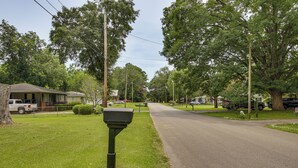 A residential street with houses, a mailbox, and a clear sky. - 4 Mi to Dtwn! 'carolyn's Cottage' in Decatur (Decatur)