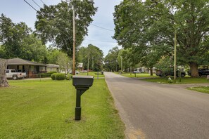 A residential street with houses, a mailbox, and a clear sky. - 4 Mi to Dtwn! 'carolyn's Cottage' in Decatur (Decatur)