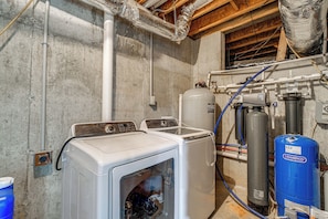 A laundry room with a washer and dryer, a water heater, and a gas tank. - 8 Mi to Nat'l Military Park: Rural Pea Ridge Base (Pea Ridge)