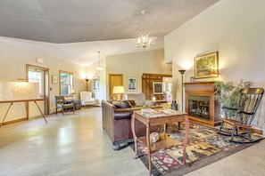Interior - Family Fun! Bliss Studio w/ Lake & Trail Access (Bliss)