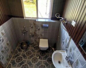 Shower, free toiletries, towels - Resort in Tanmarg Gateway Gulmarg (Baramula)